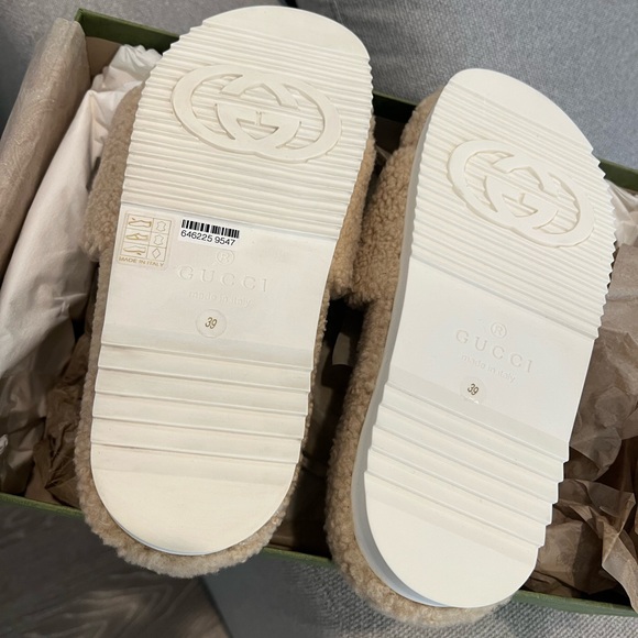 NEW in box. Gucci GG beige shearling fur platform slides - Picture 6 of 11